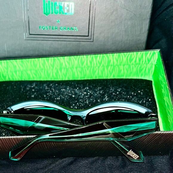 NEW Wicked x Foster Grant Sunglasses Collection Sunnies Positively Green Elthaba - Picture 11 of 12